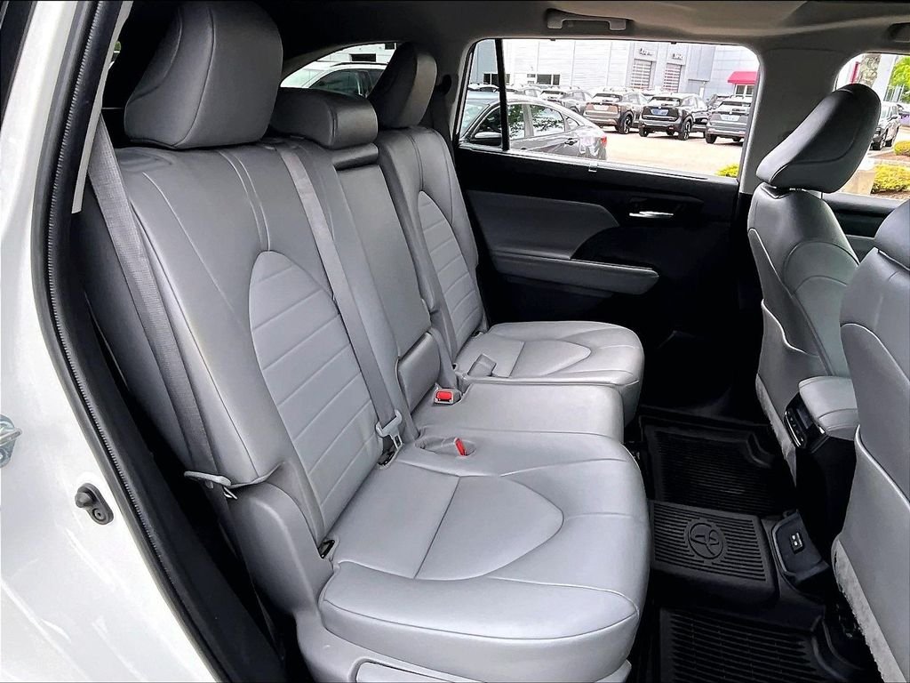 Used 2022 Beige Toyota XLE image 16