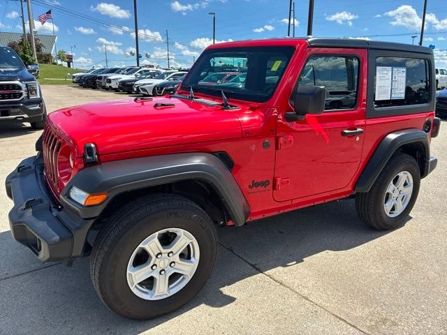 Used 2023 Red Jeep Sport S image 3