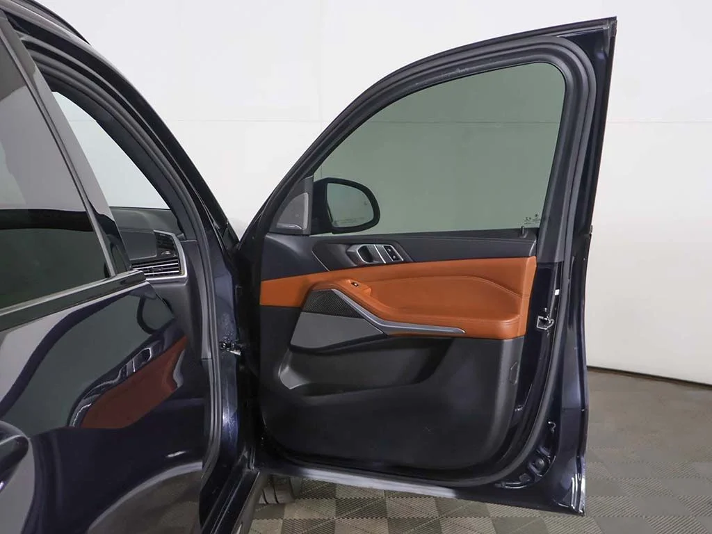 Used 2022 Black BMW M50i image 25