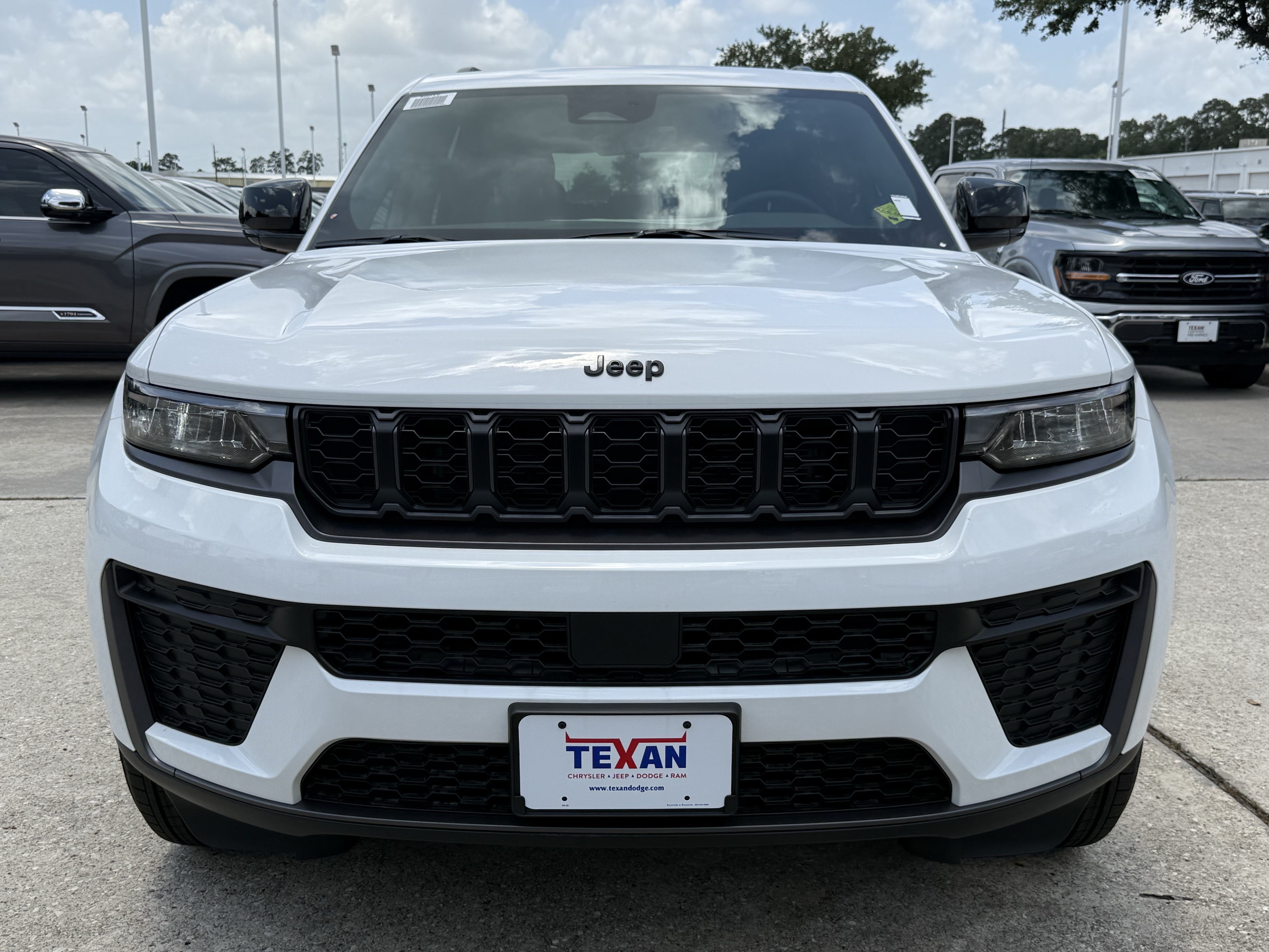 New 2026 Bright White Clear-Coat Exterior Paint Jeep Laredo Altitude image 6