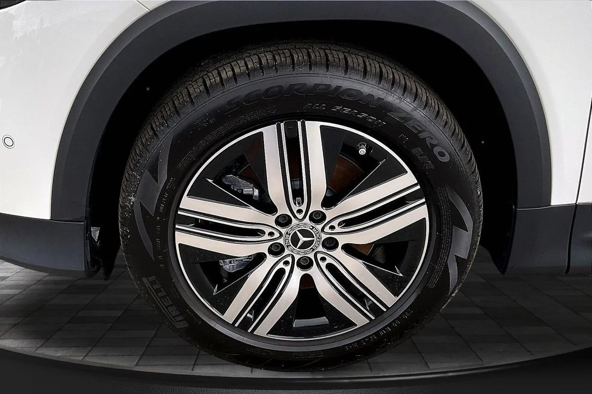 Used 2024  Mercedes-Benz 4MATIC® image 34
