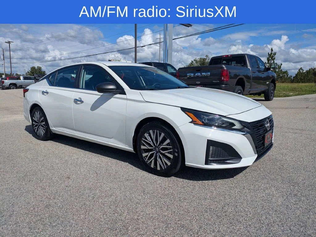 Used 2025 White Nissan 2.5 SV image 2