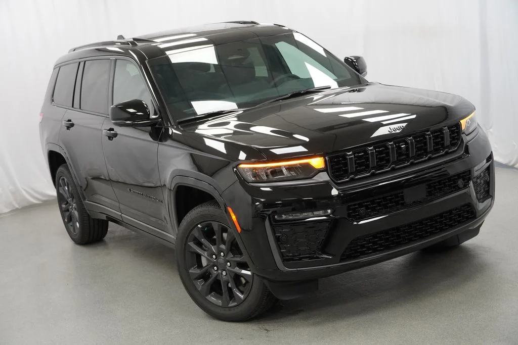 New 2026 Diamond Black Crystal Pearl-Coat Exterior Paint Jeep Limited image 8