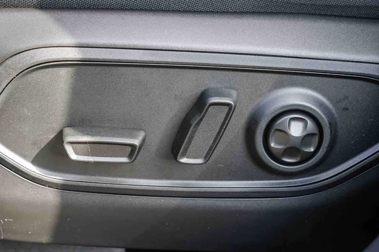New 2026 Baltic Gray Metallic Clear-Coat Exterior Paint Jeep Laredo Altitude image 22
