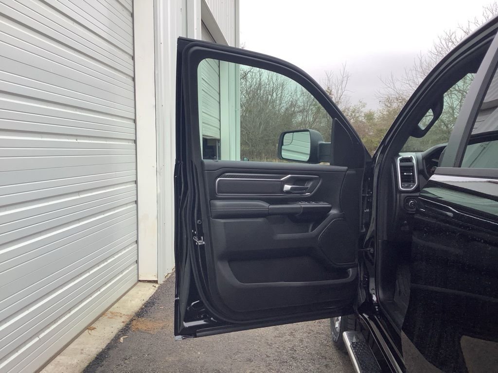 New 2026 Diamond Black Crystal Pearl-Coat Exterior Paint RAM Big Horn/Lone Star image 28