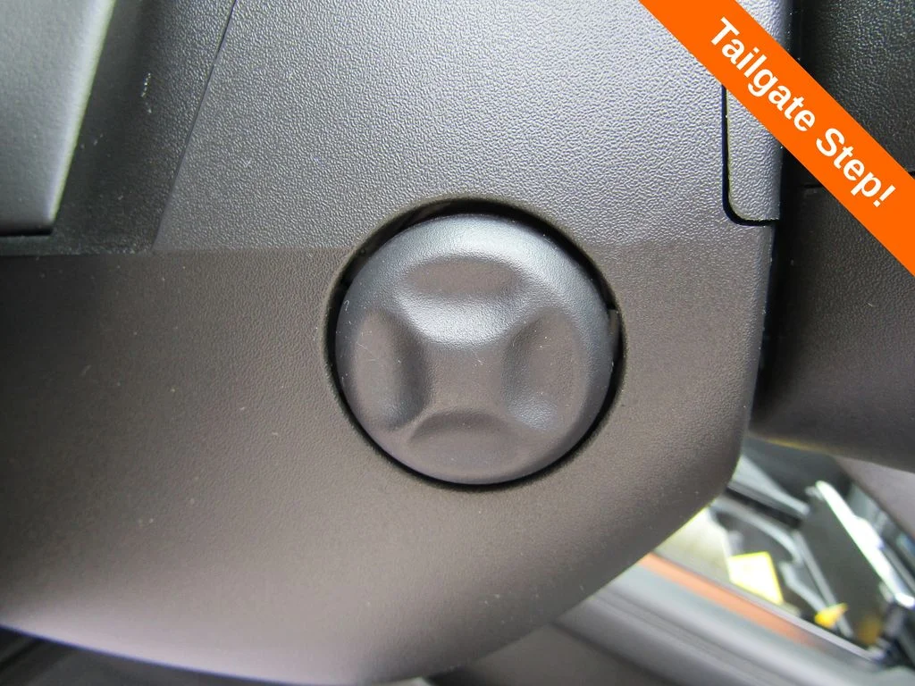 Used 2025 Summit White GMC Denali image 9