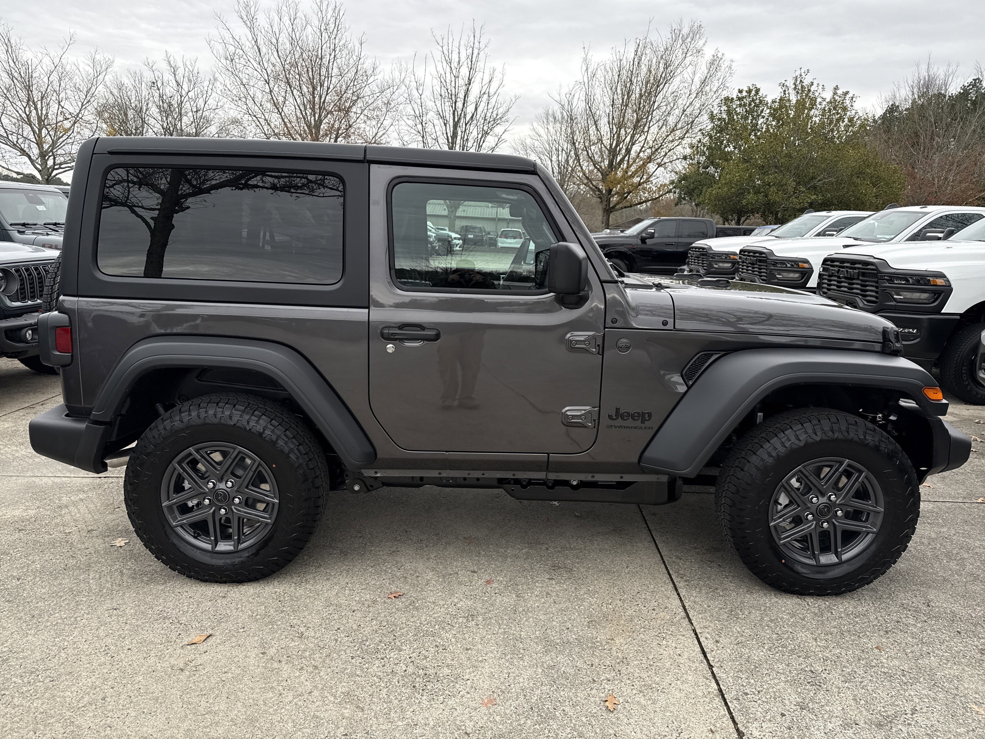 New 2026 Granite Crystal Metallic Clearcoat Jeep Sport S image 8