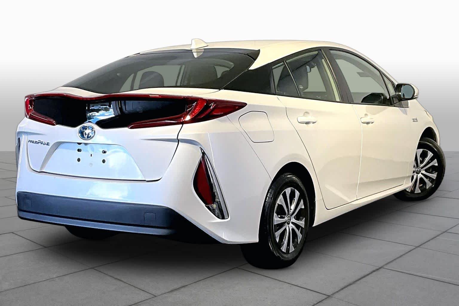 Used 2022 Wind Chill Pearl Toyota LE image 12