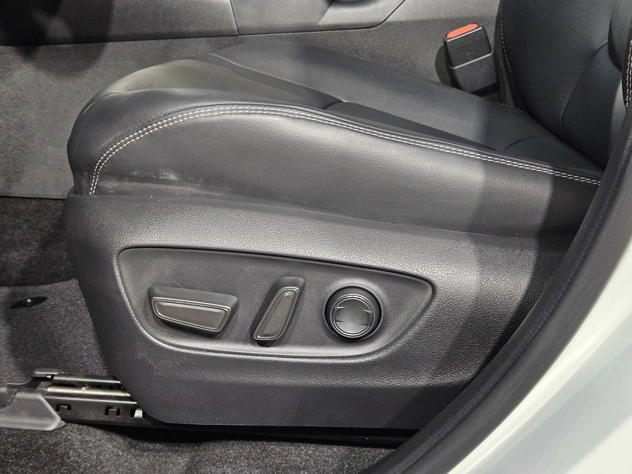 Used 2024 Wind Chill Pearl Toyota Hybrid XLE Premium image 23