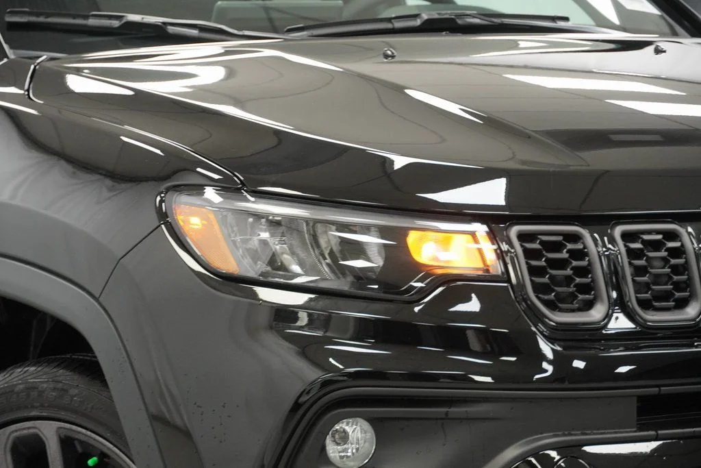 New 2026 Diamond Black Crystal Pearlcoat Jeep Latitude image 5