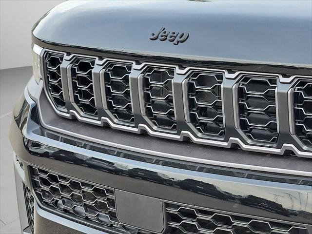 New 2026 Diamond Black Crystal Pearl-Coat Exterior Paint Jeep Laredo image 7