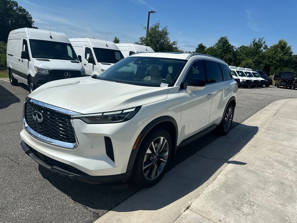 Used 2023 White INFINITI LUXE image 3