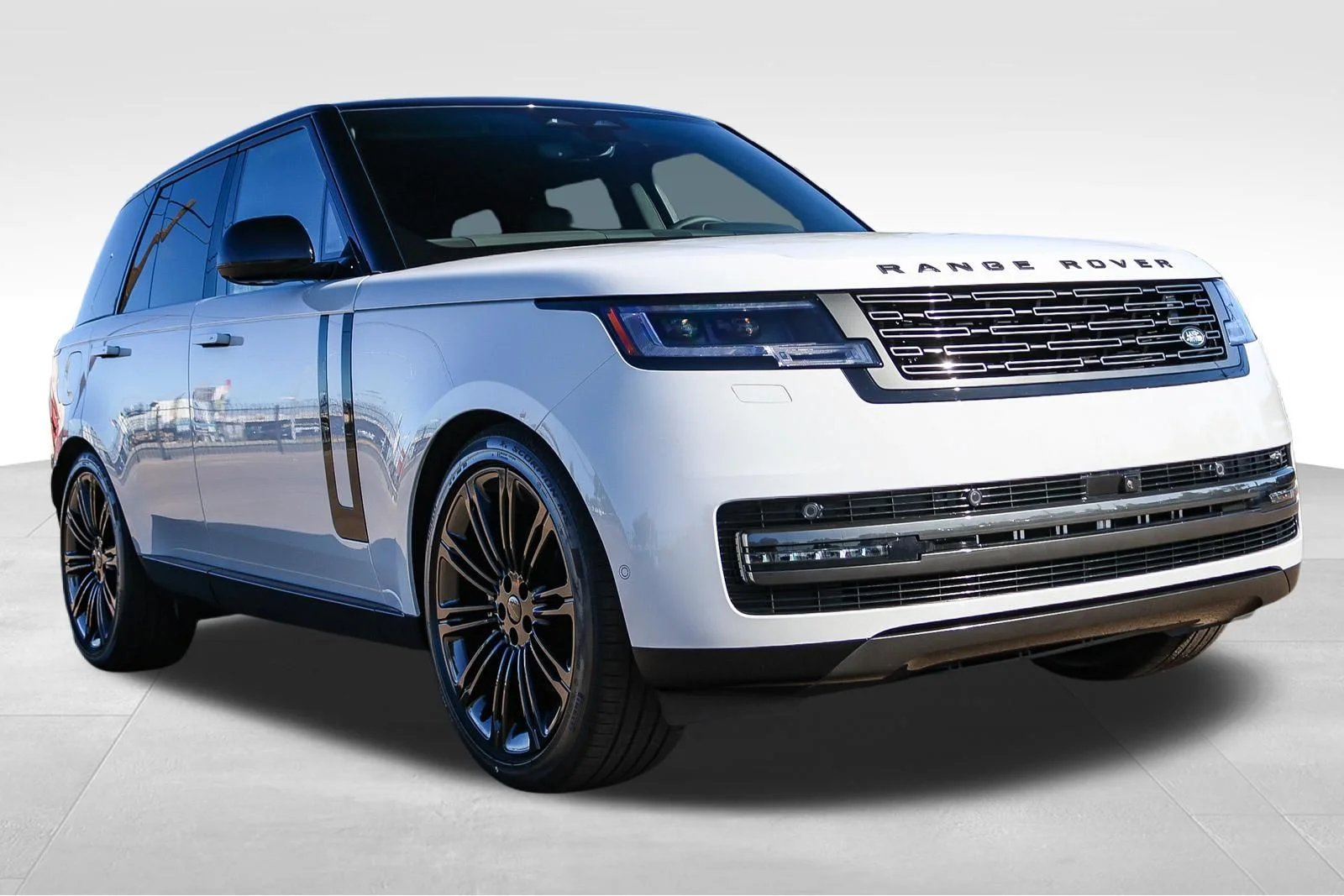 New 2026 Fuji White Land Rover SE image 3