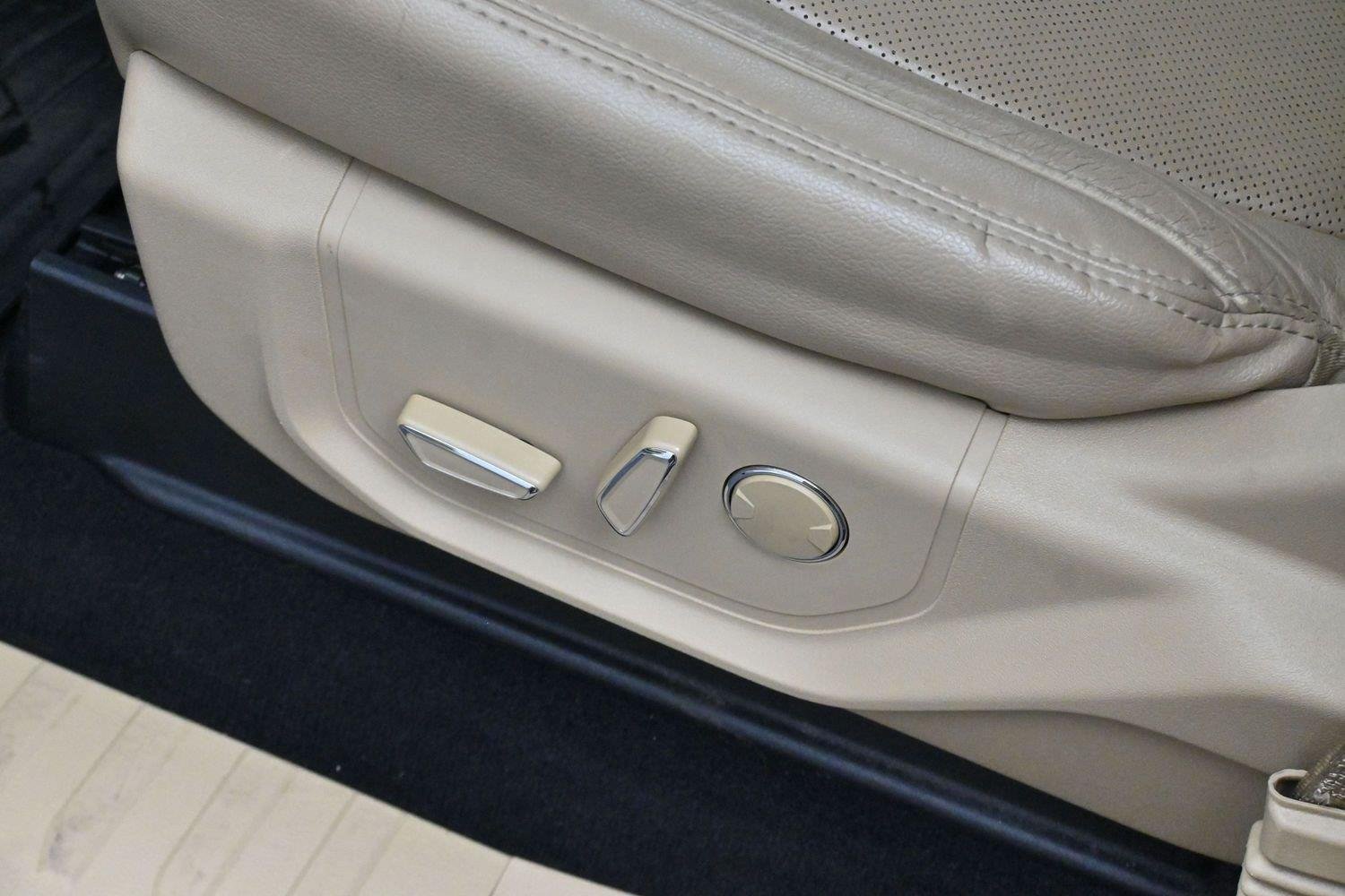 Used 2019 White Platinum Metallic Tri-Coat Ford Lariat image 14