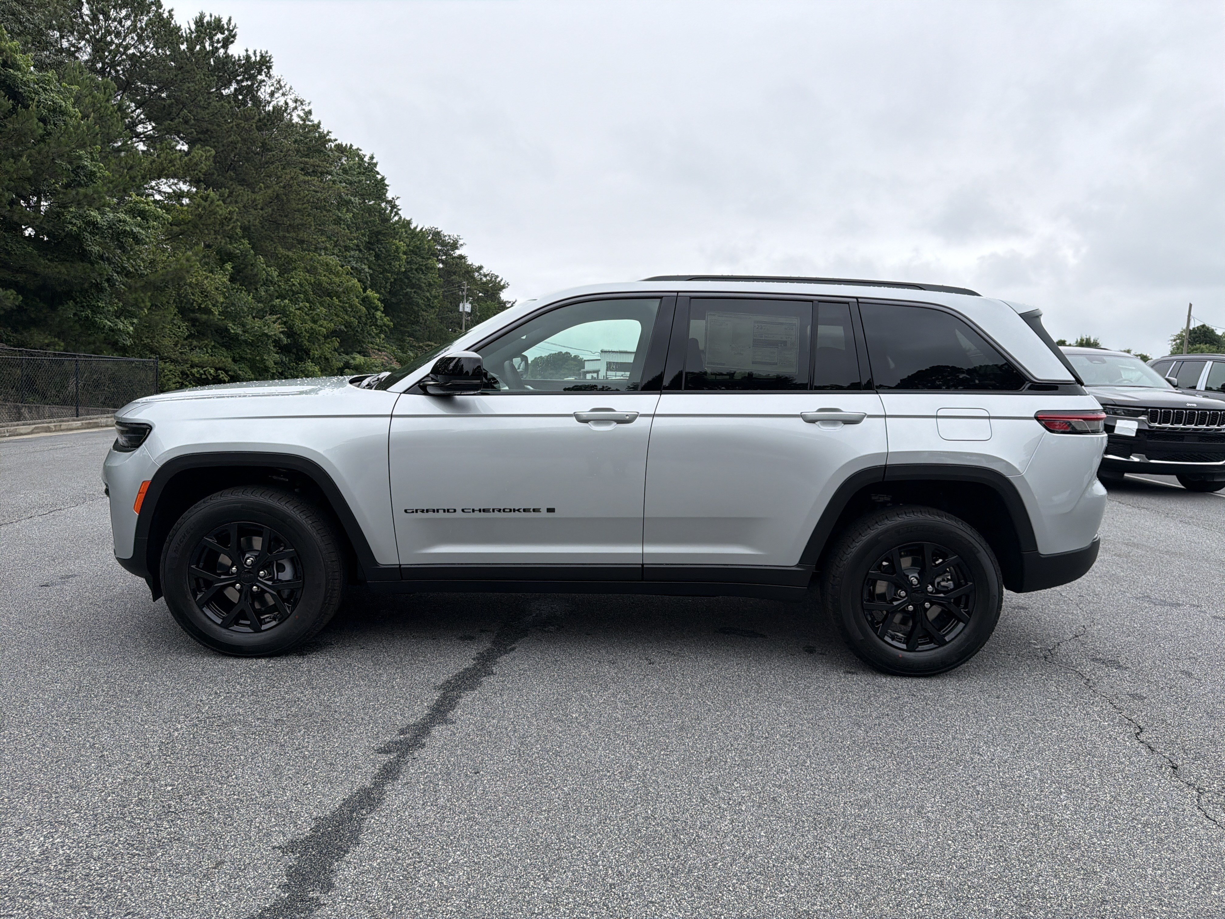New 2026 Silver Zynith Exterior Paint Jeep Altitude image 4