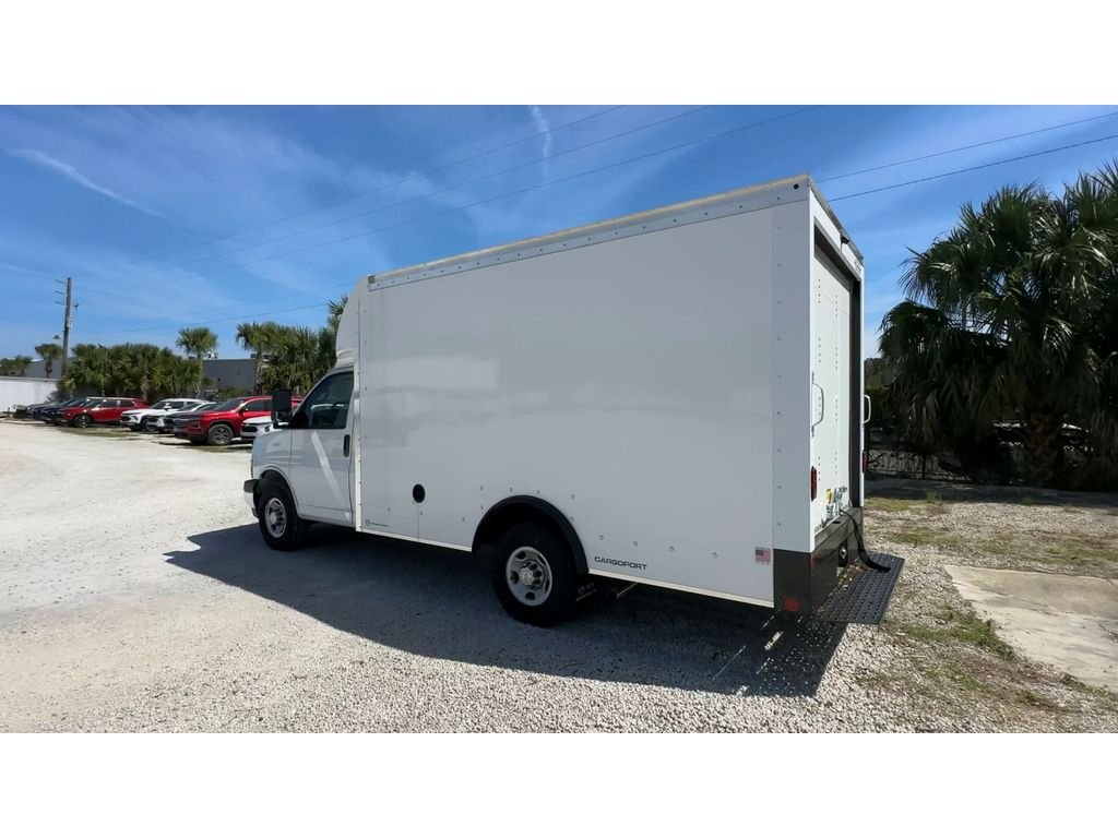 New 2025 Summit White Chevrolet 1WT image 4
