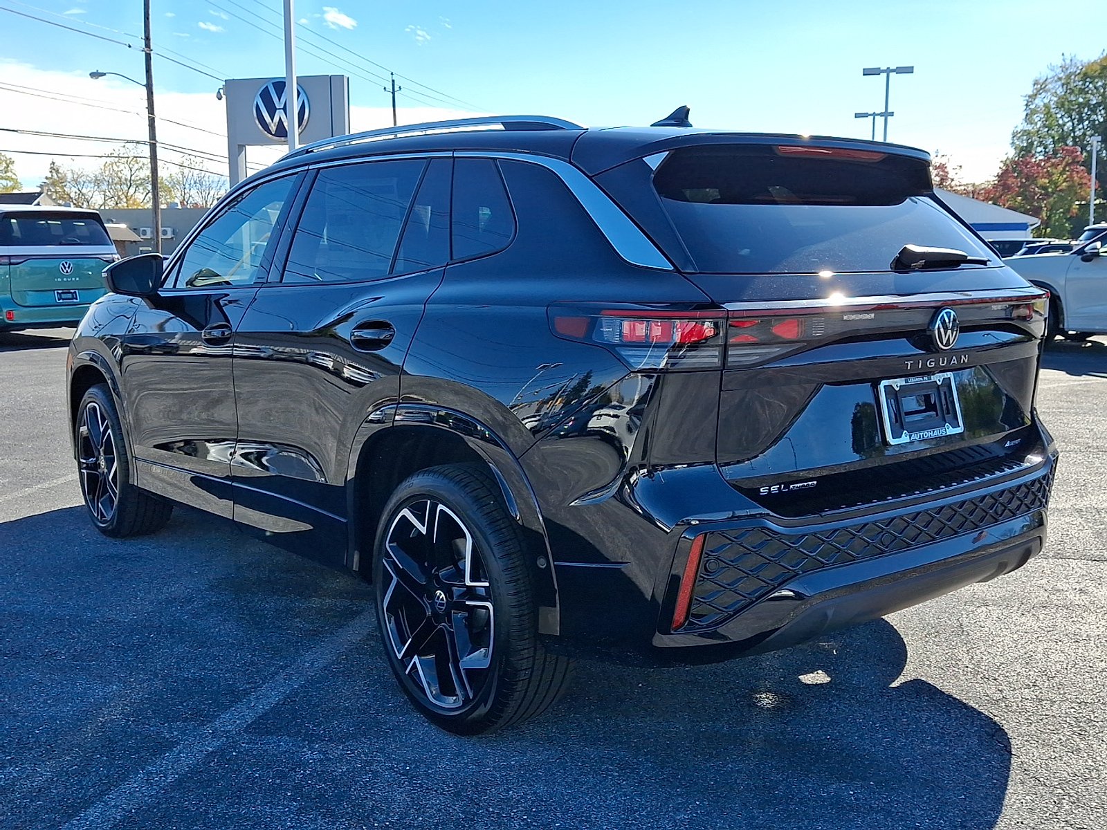 2026 Volkswagen Tiguan SEL R-Line photo 2