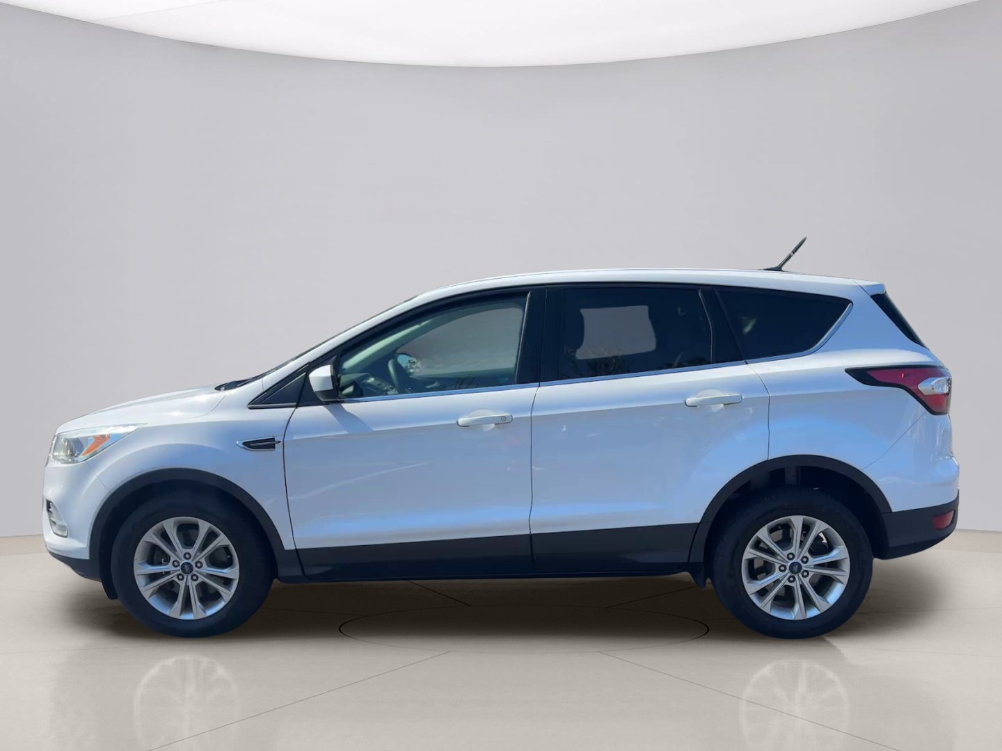 Used 2017 White Ford SE 4WD image 2