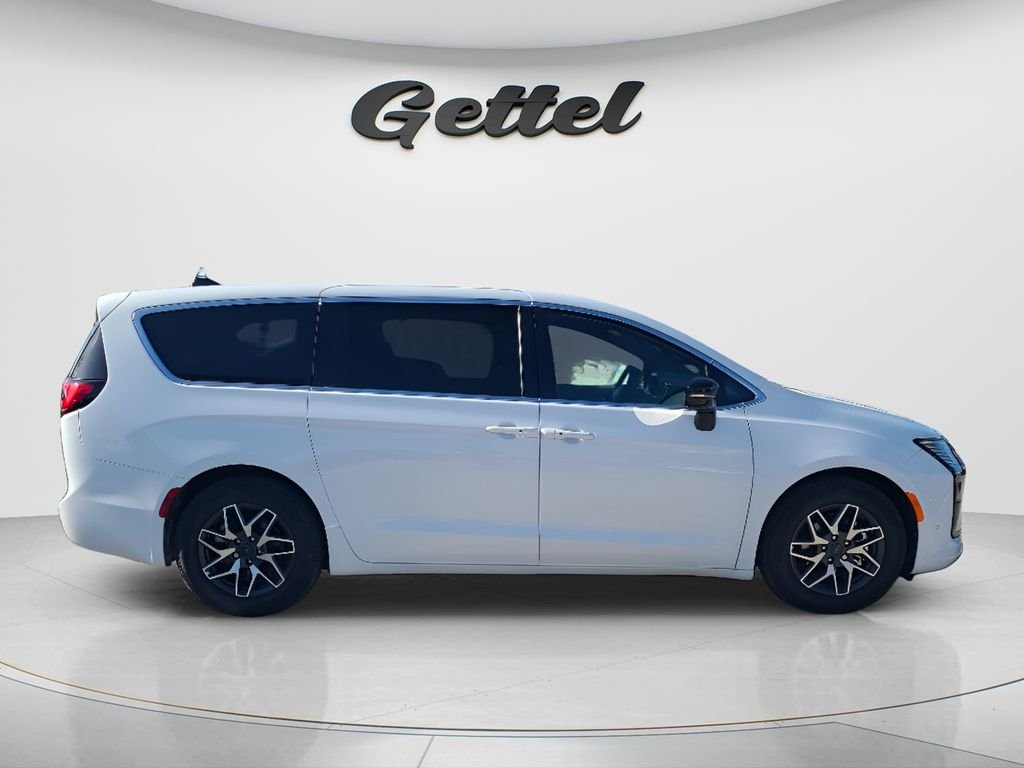 New 2027 Bright White Clear-Coat Exterior Paint Chrysler Limited image 4