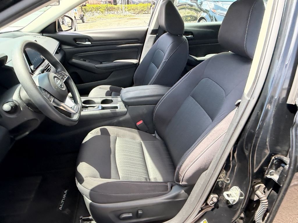 Used 2020 Black Nissan 2.5 S image 10