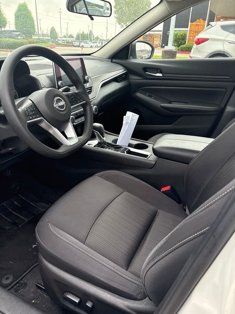 Used 2025 White Nissan 2.5 SV image 2