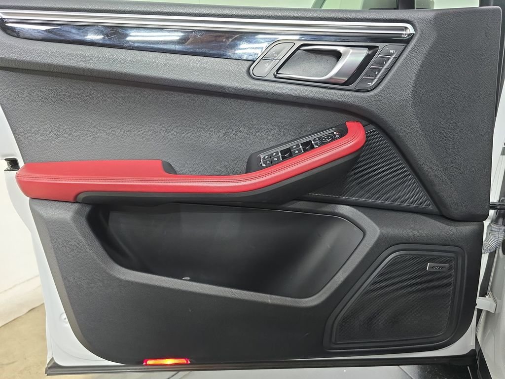 Used 2018  Porsche  image 22