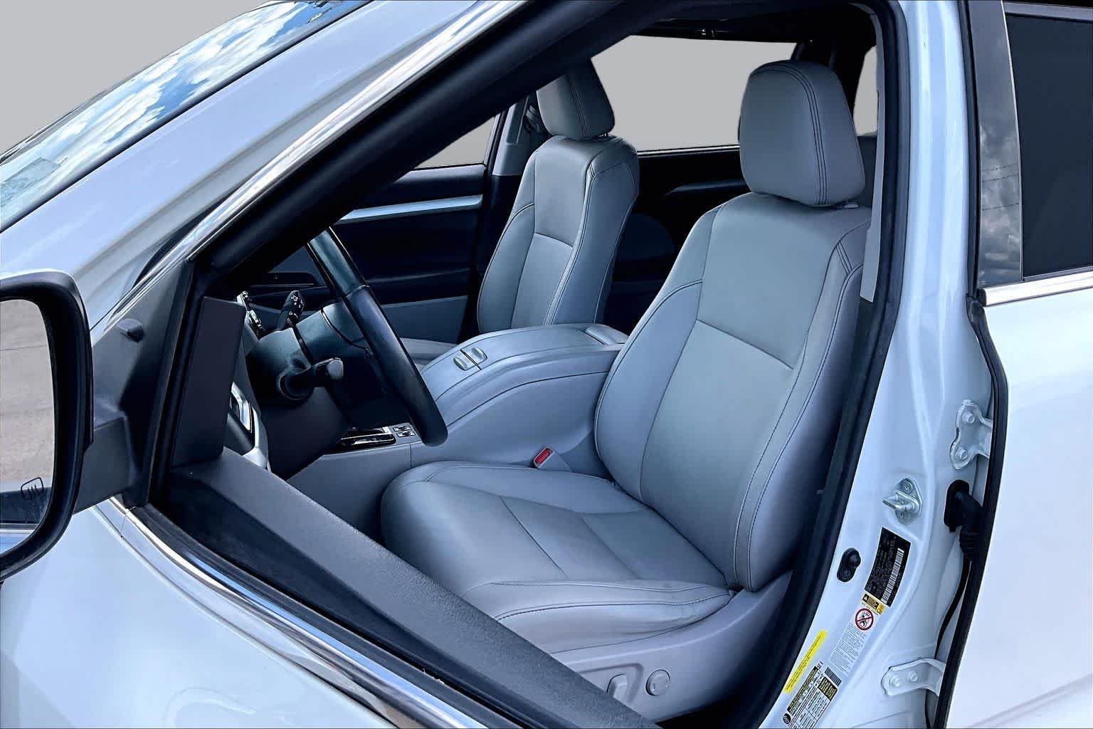 Used 2018 Blizzard Pearl Toyota XLE image 8