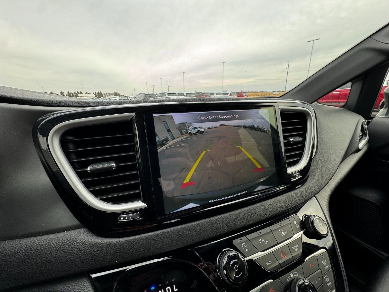 Used 2025  Chrysler Select image 20
