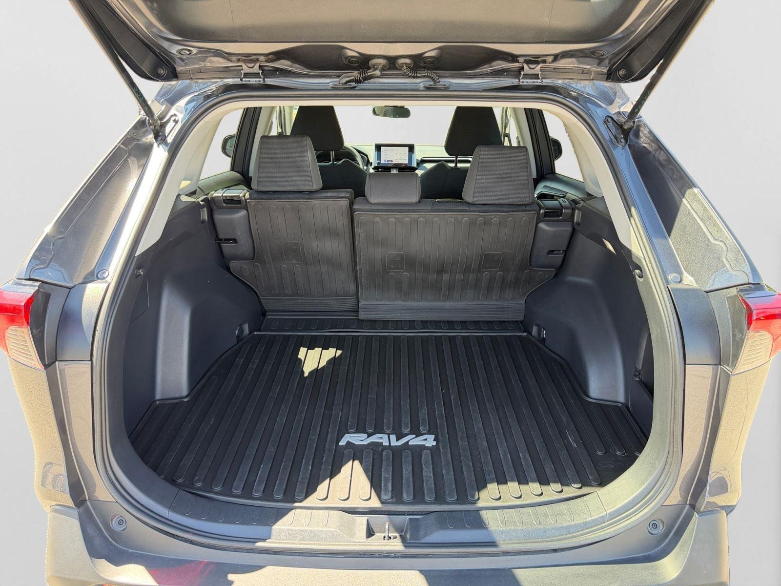 2024 Toyota RAV4 LE - Photo 19
