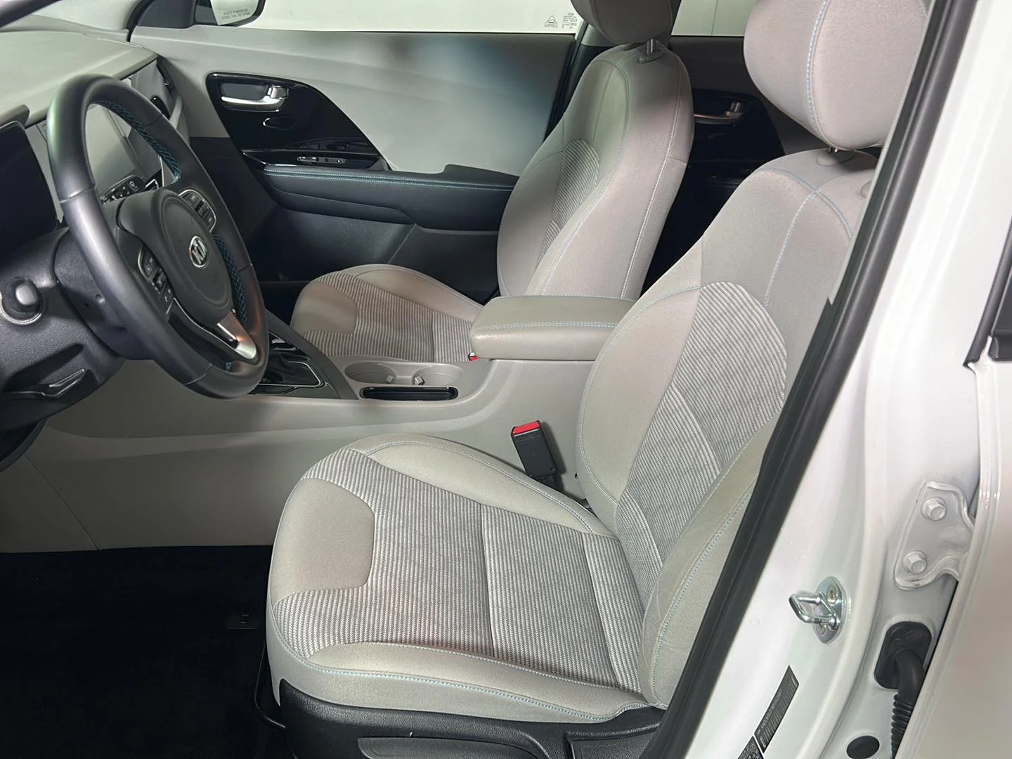 Used 2021 Snow White Pearl Kia LXS image 13