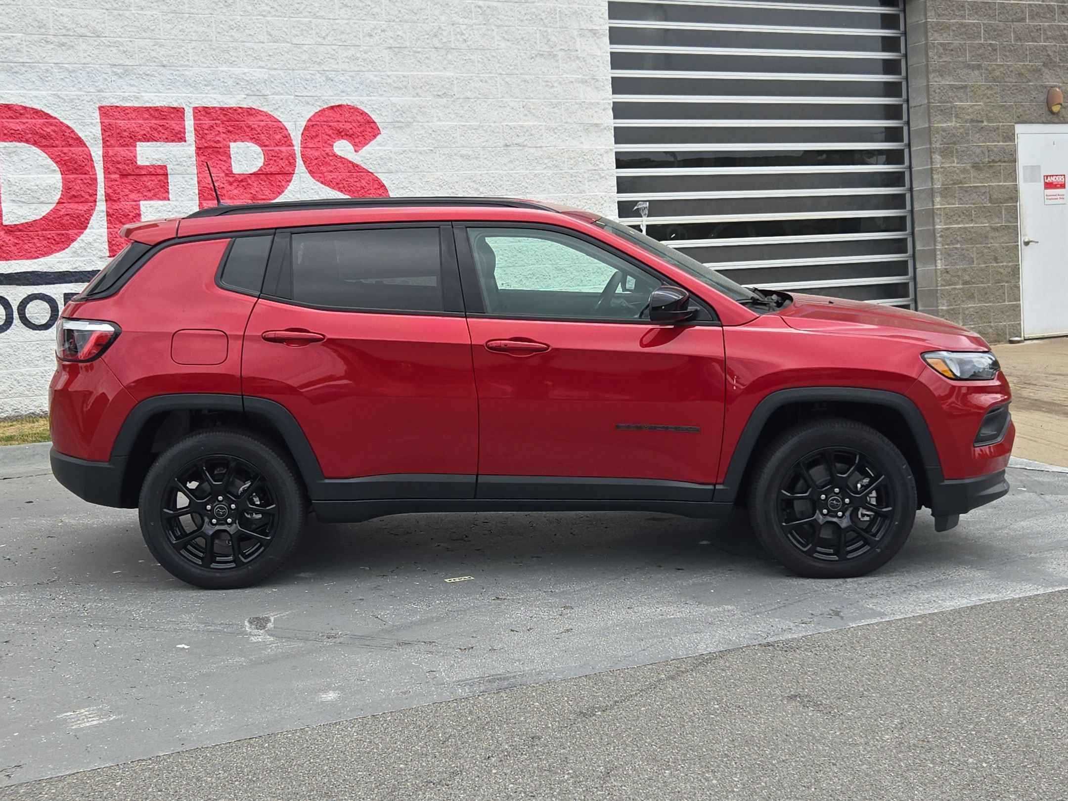 New 2026 Red Hot Pearl-Coat Exterior Paint Jeep Latitude Altitude image 8