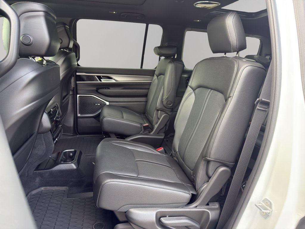 New 2026 Bright White Clear-Coat Exterior Paint Jeep Base image 18