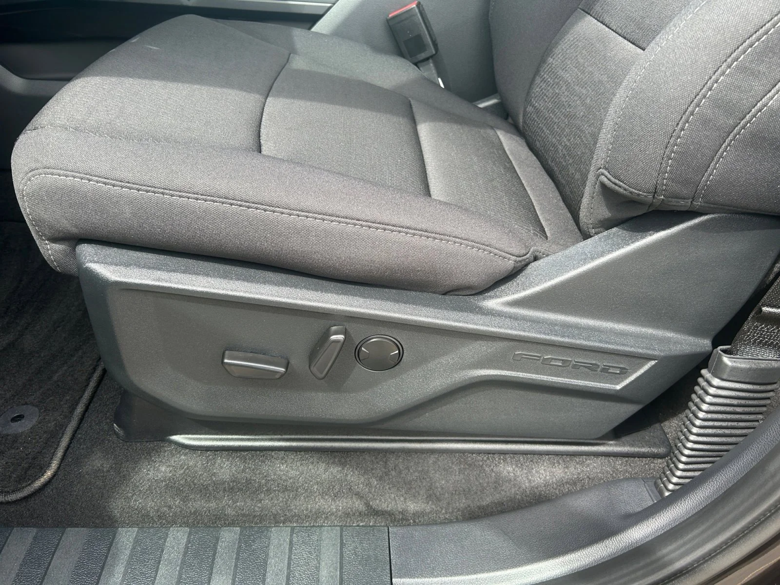 New 2026 Agate Black Metallic Ford XLT image 15