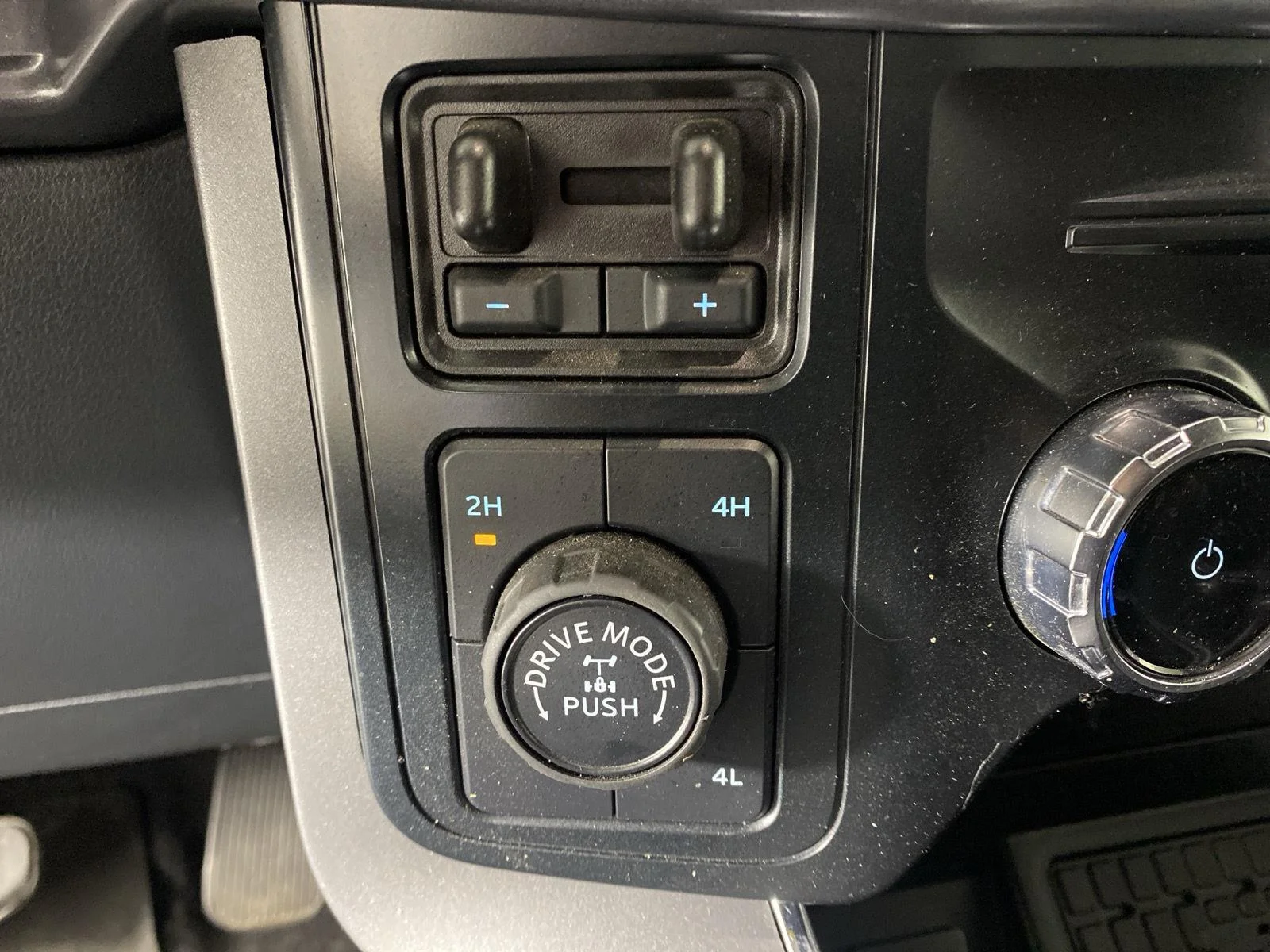 Used 2025 Oxford White Ford XLT image 24