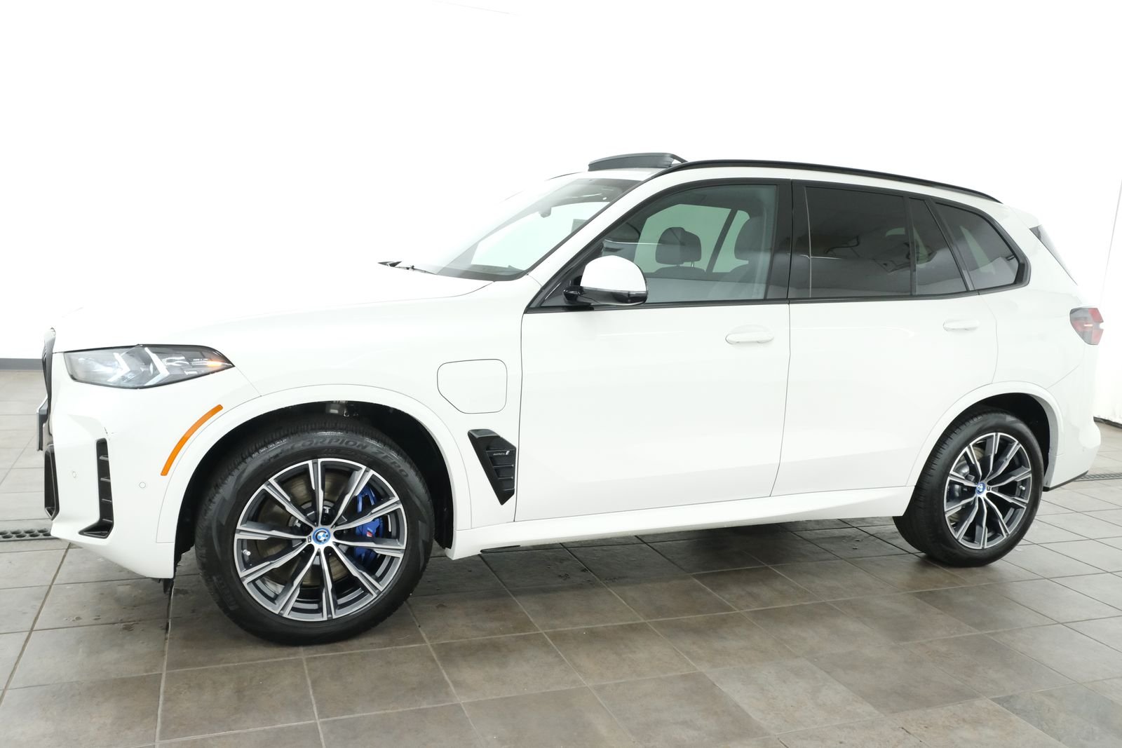Used 2024 Alpine White BMW xDrive50e image 2