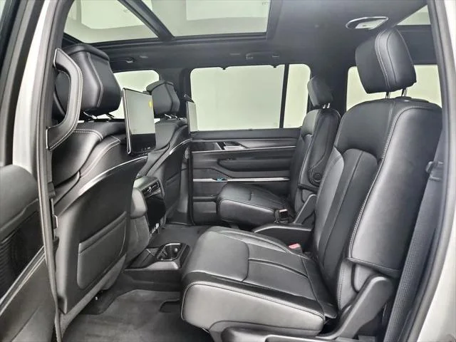 New 2026 Bright White Clear-Coat Exterior Paint Jeep Grand Wagoneer image 30