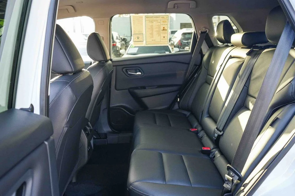 Used 2025 White Nissan SL image 17