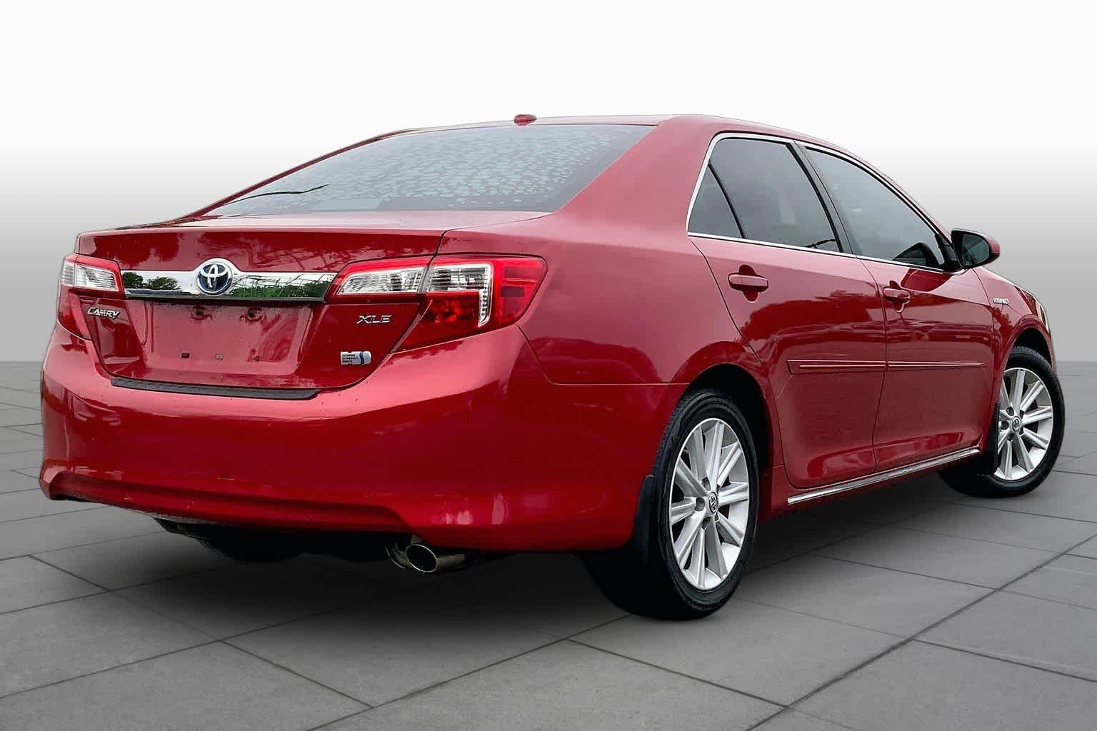Used 2013 Barcelona Red Metallic Toyota LE image 13