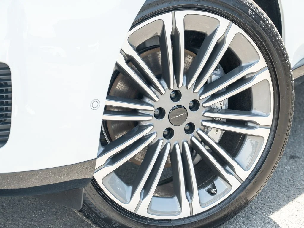 New 2026 Fuji White Land Rover SE image 9