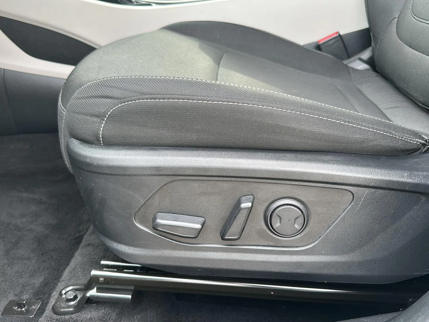 Used 2024 Hampton Gray Hyundai SEL image 24