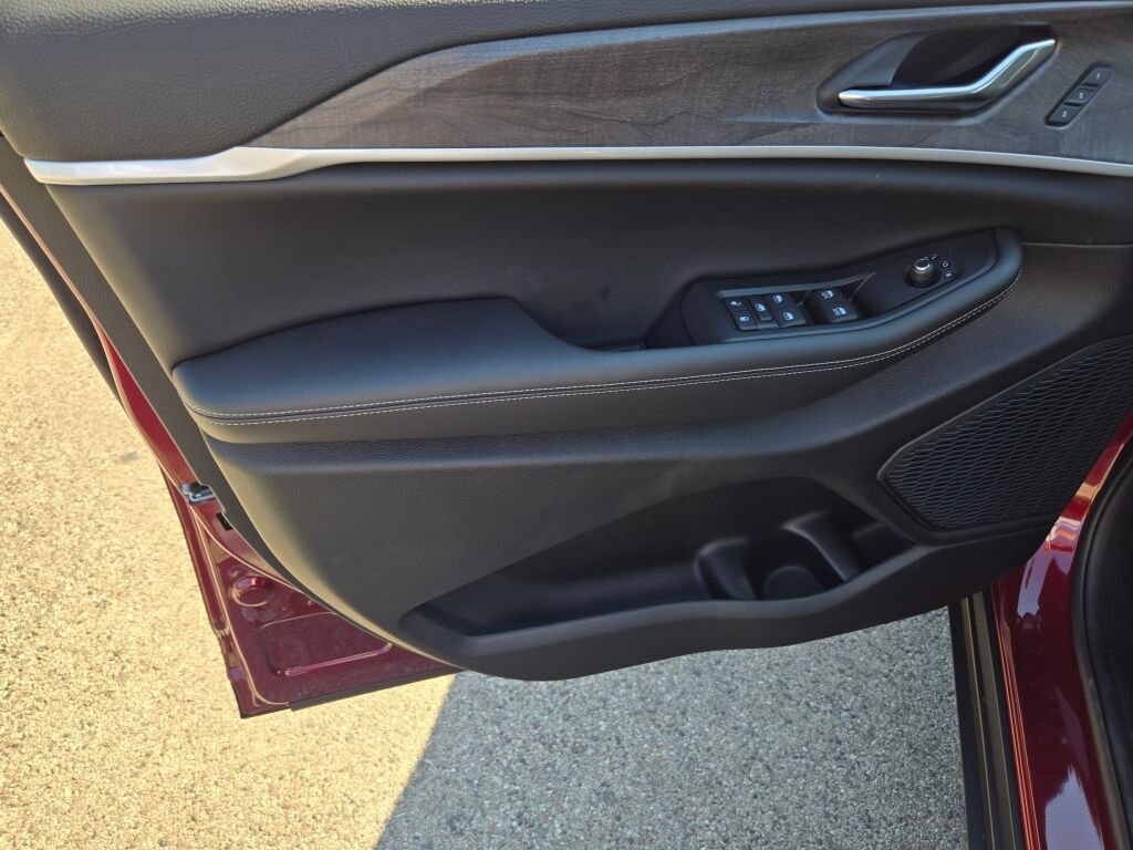 New 2025 Velvet Red Pearl-Coat Exterior Paint Jeep Limited image 19