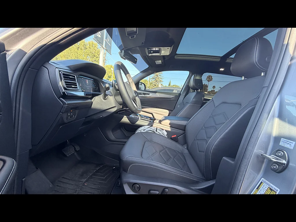 Used 2024  Volkswagen SE 4Motion image 6