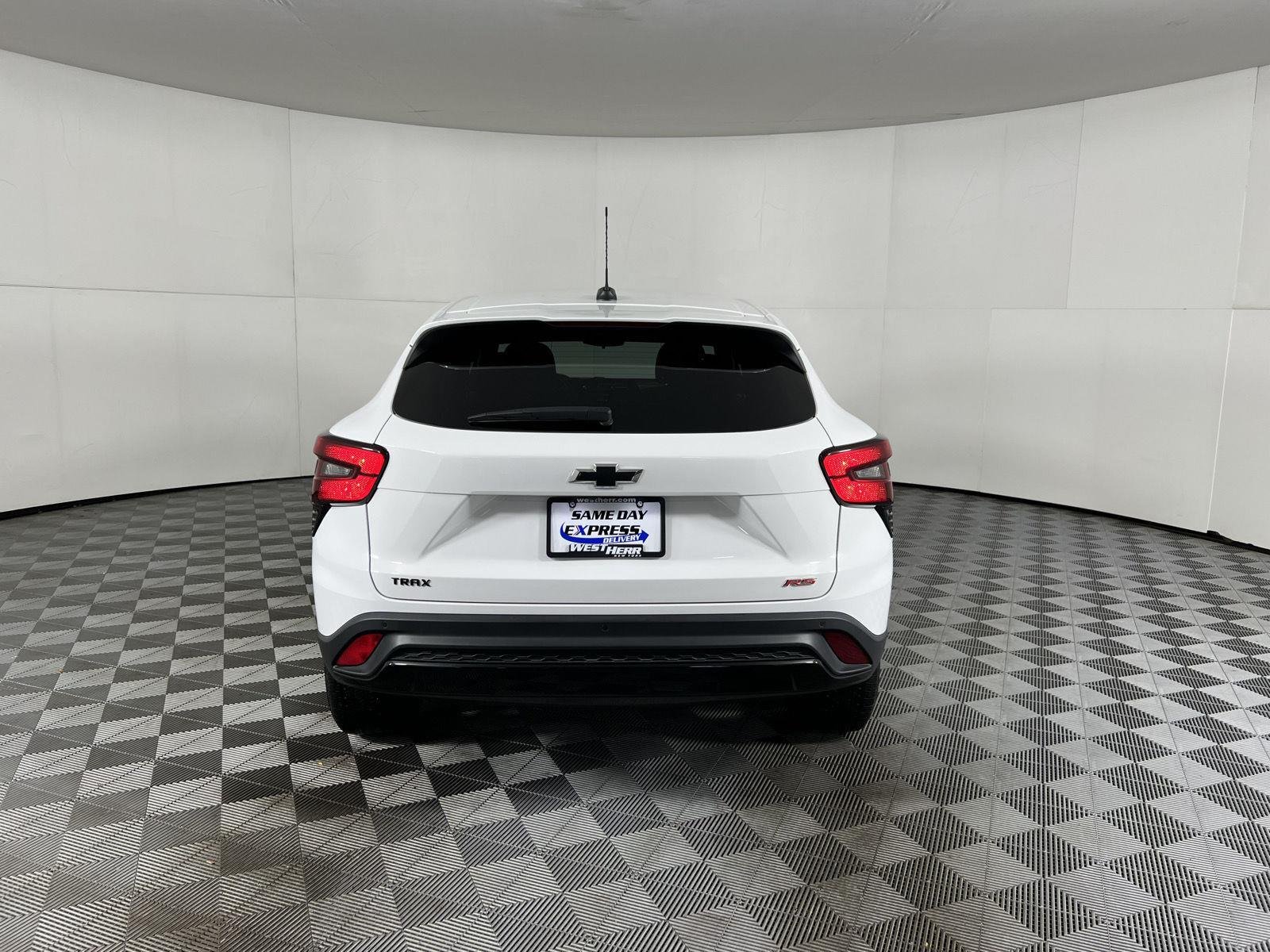 Used 2025 Summit White Chevrolet 1RS image 27