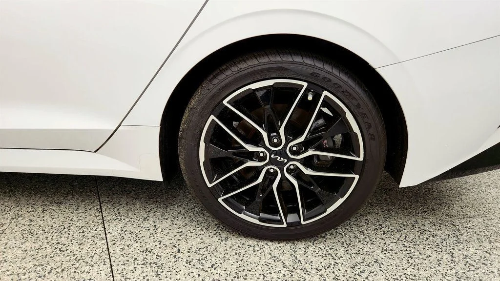 Used 2023 Glacial White Pearl Kia GT DCT FWD image 9