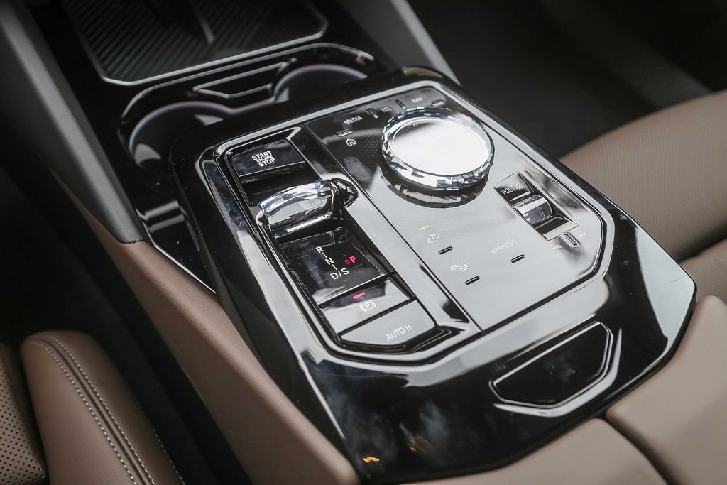 New 2027 Alpine White BMW 550e xDrive image 15