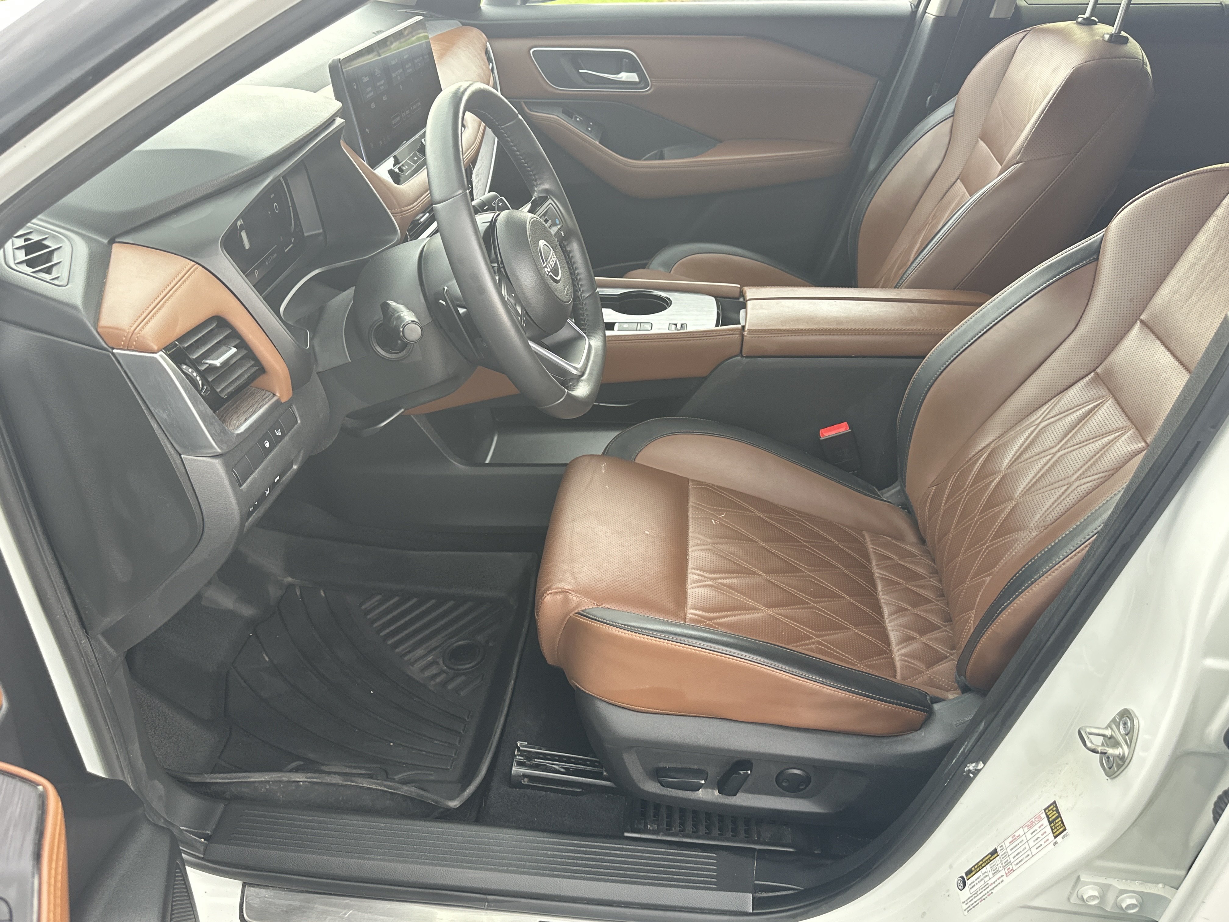 Used 2024 Everest White Pearl/Super Black Nissan Platinum image 10