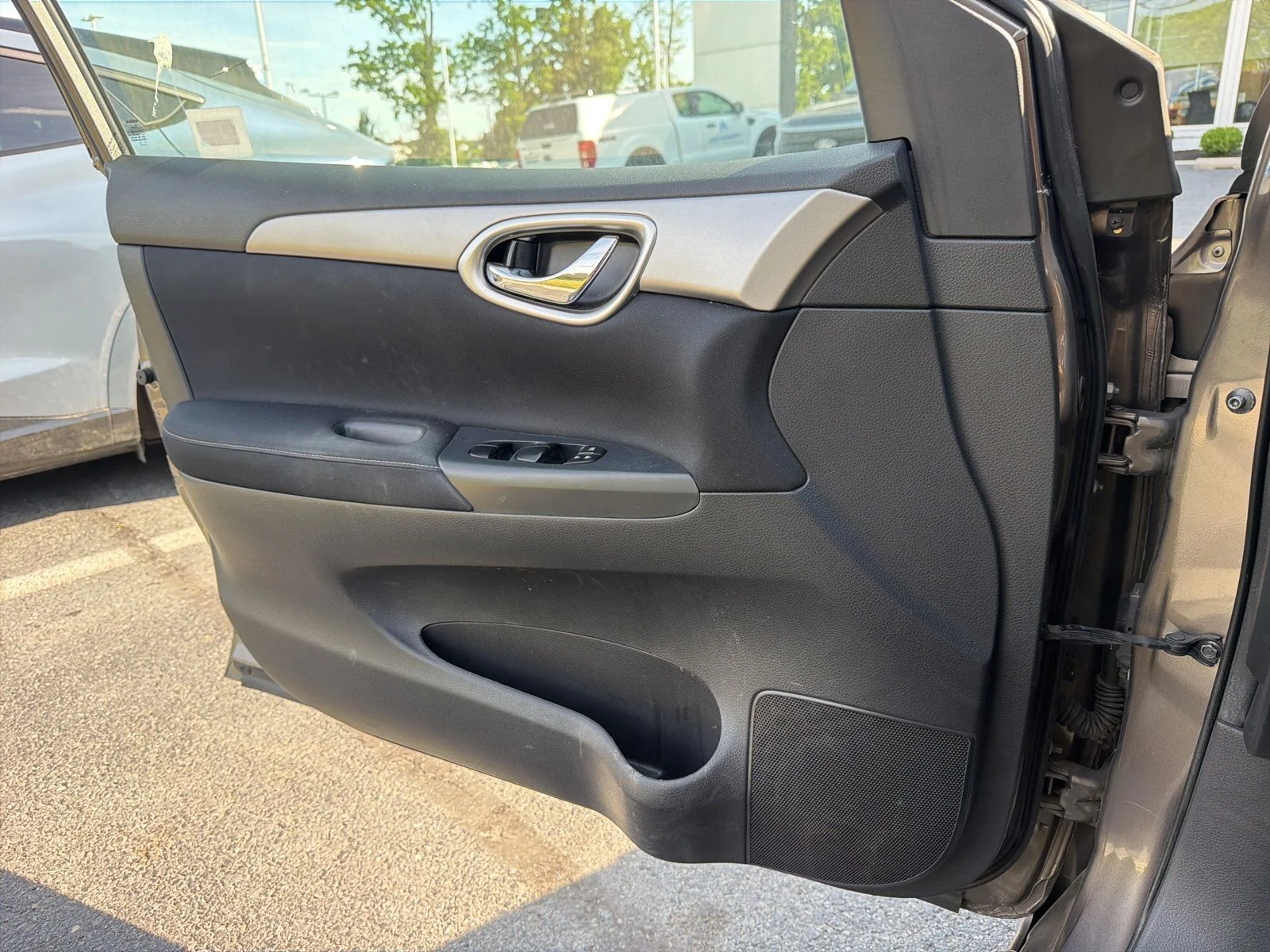 Used 2015 Silver Nissan SV image 22