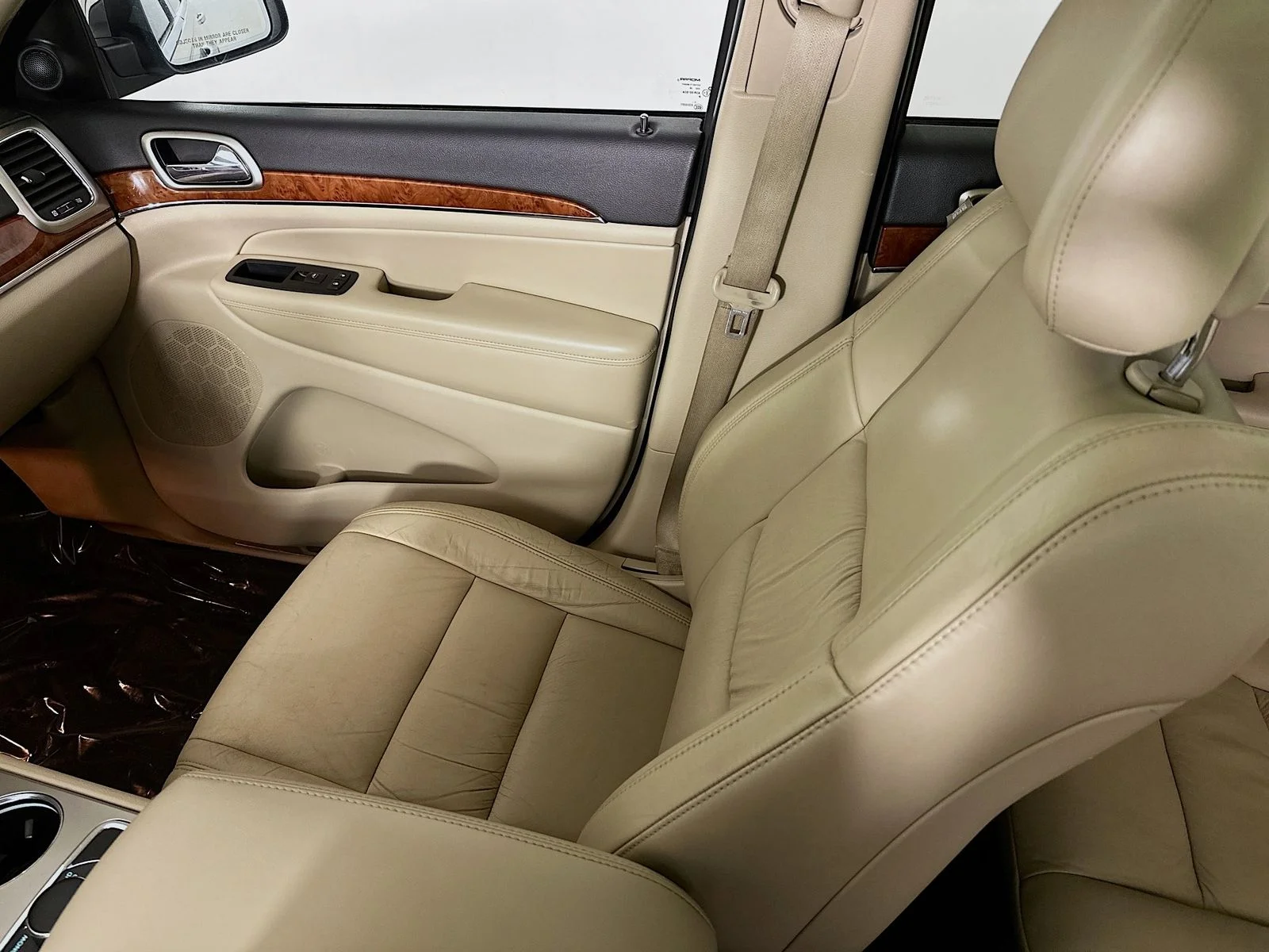 Used 2011 Stone White Clearcoat Jeep Limited image 23