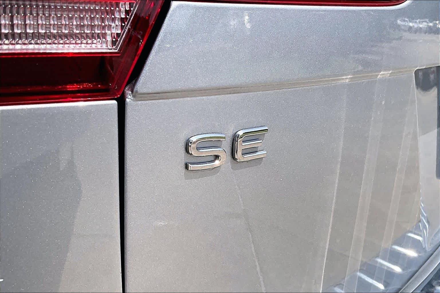 Used 2024 Pyrite Silver Metallic Volkswagen SE image 9