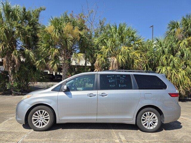 Used 2016 Silver Sky Metallic Toyota XLE 8-Passenger image 2